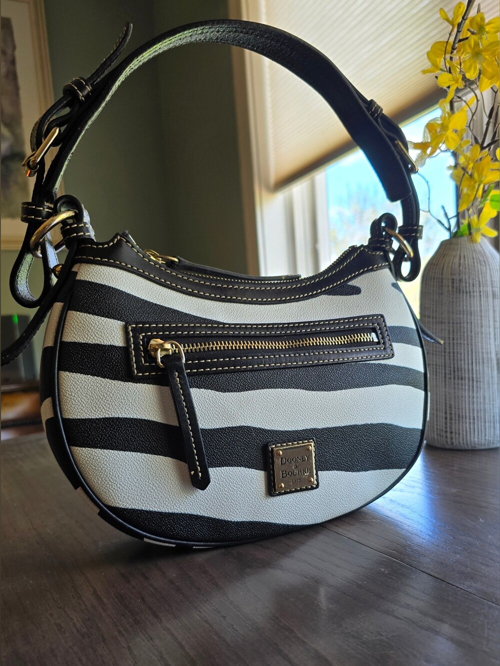 Dooney & Bourke Archives 2007 Crescent Hobo in Zebra. - Picture 5 of 12